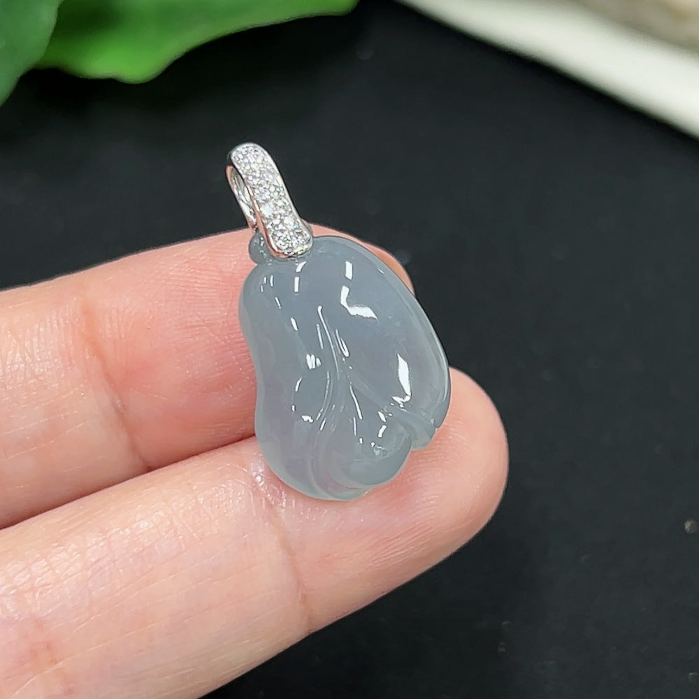 Jadeite pendant with diamond accents in 18K gold, weight approximately 3.9g, featuring a polished jade gemstone.