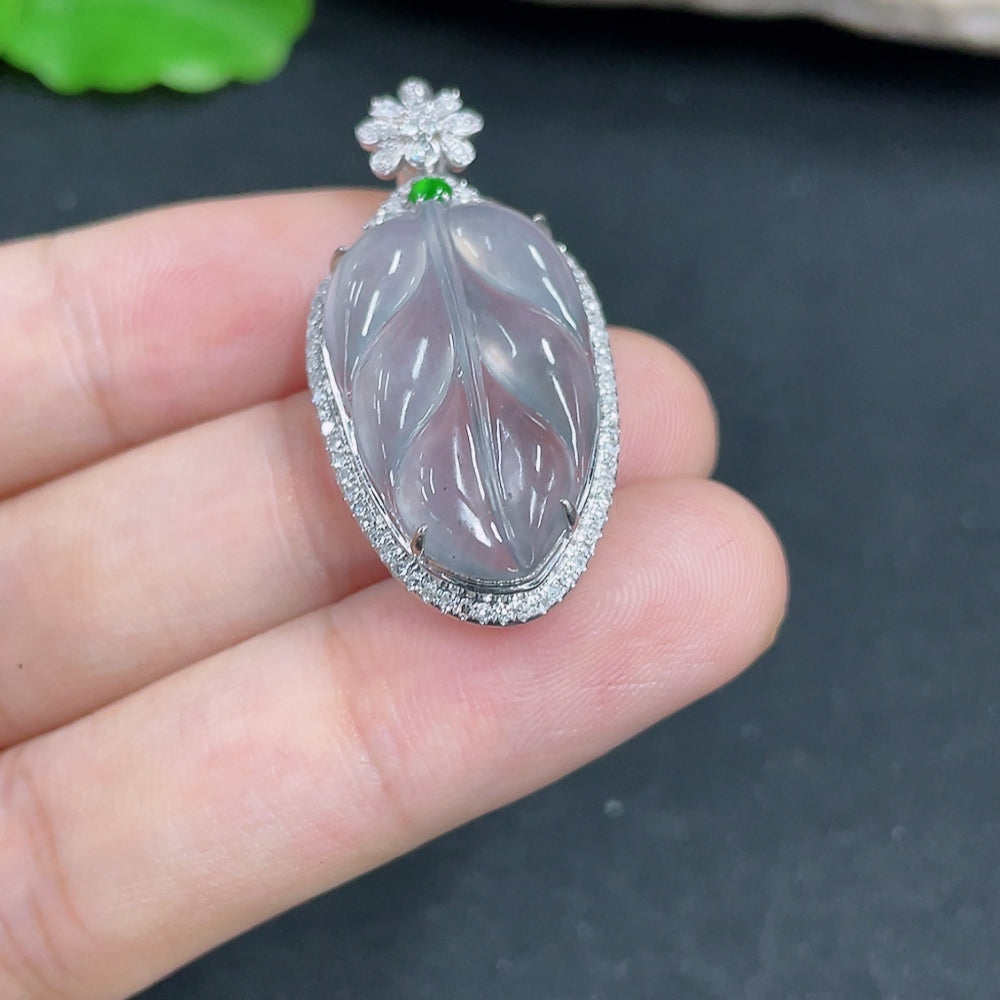Jadeite Pendant Leaf 18k with Diamond Accent Total Weight Approx.4.9g