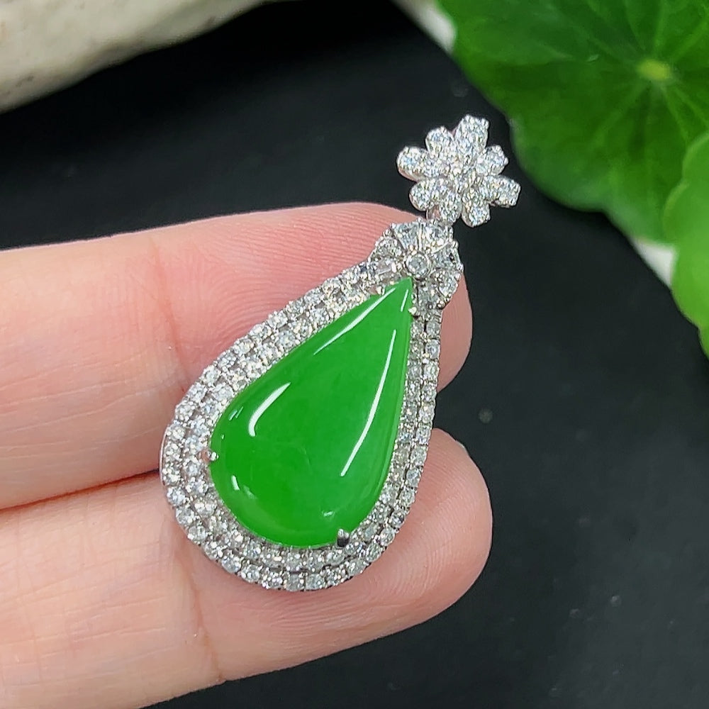 Jadeite inlaid pendant 18K gold Total weight about 6.6g (Diamond inlaid on main part only, buckle without diamond)