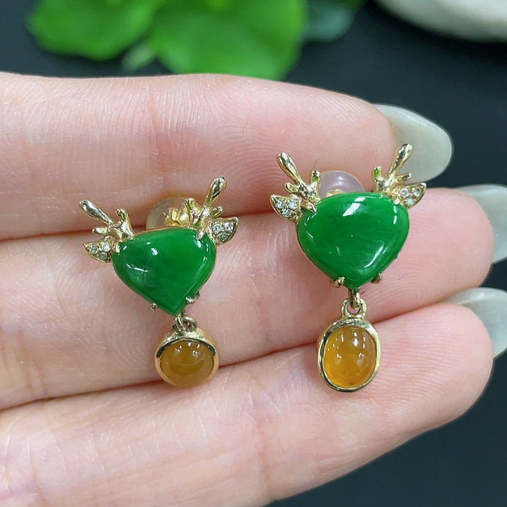 Jadeite earrings with 18k pins and 58% gold content, total weight approximately 3.08g