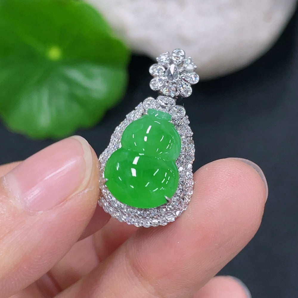 Jadeite inlaid calabash pendant with 18k gold and diamonds, showcasing intricate craftsmanship, weight approx. 4g.