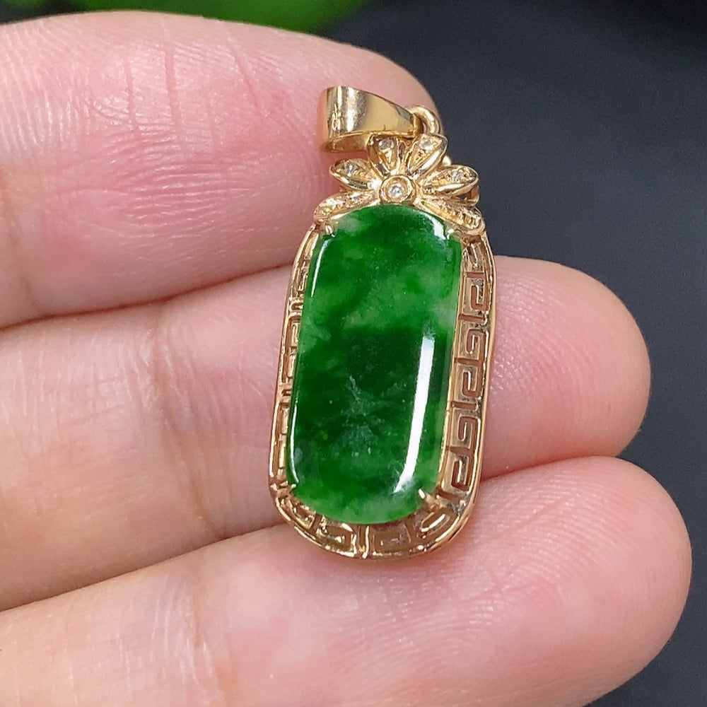 Jadeite inlaid pendant 18K gold total weight approx. 1.6g (with diamond accents)