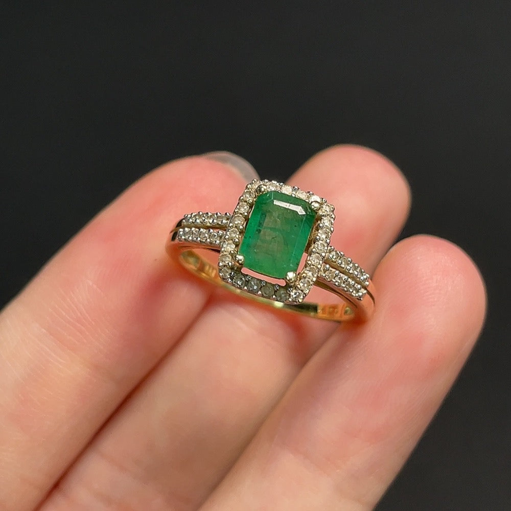 Emerald Inlaid Ring 58% Gold Content Size 15 Total Weight Approx. 2.65g Clarity Enhanced Non-Diamond