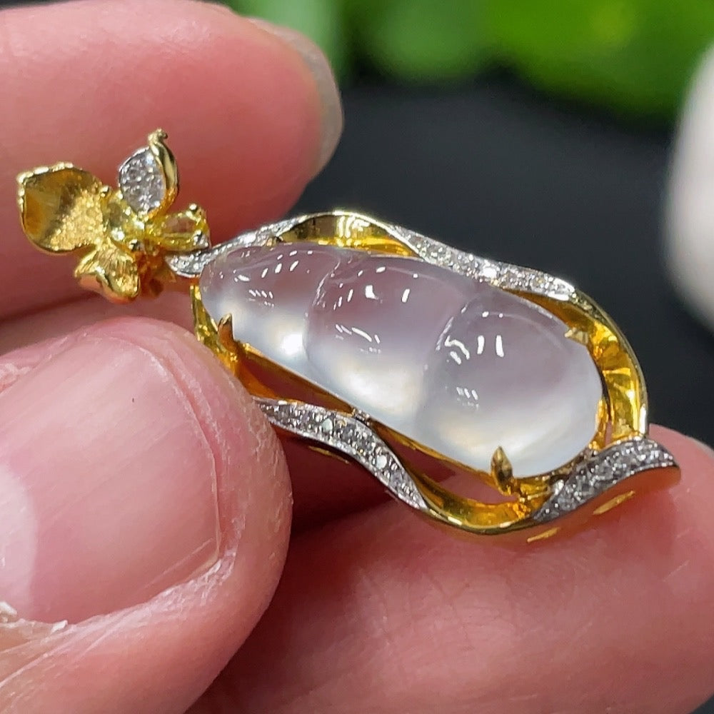 Jadeite Blessed Bean Pendant, 18k Gold Setting, Total Weight Approx. 3.47g