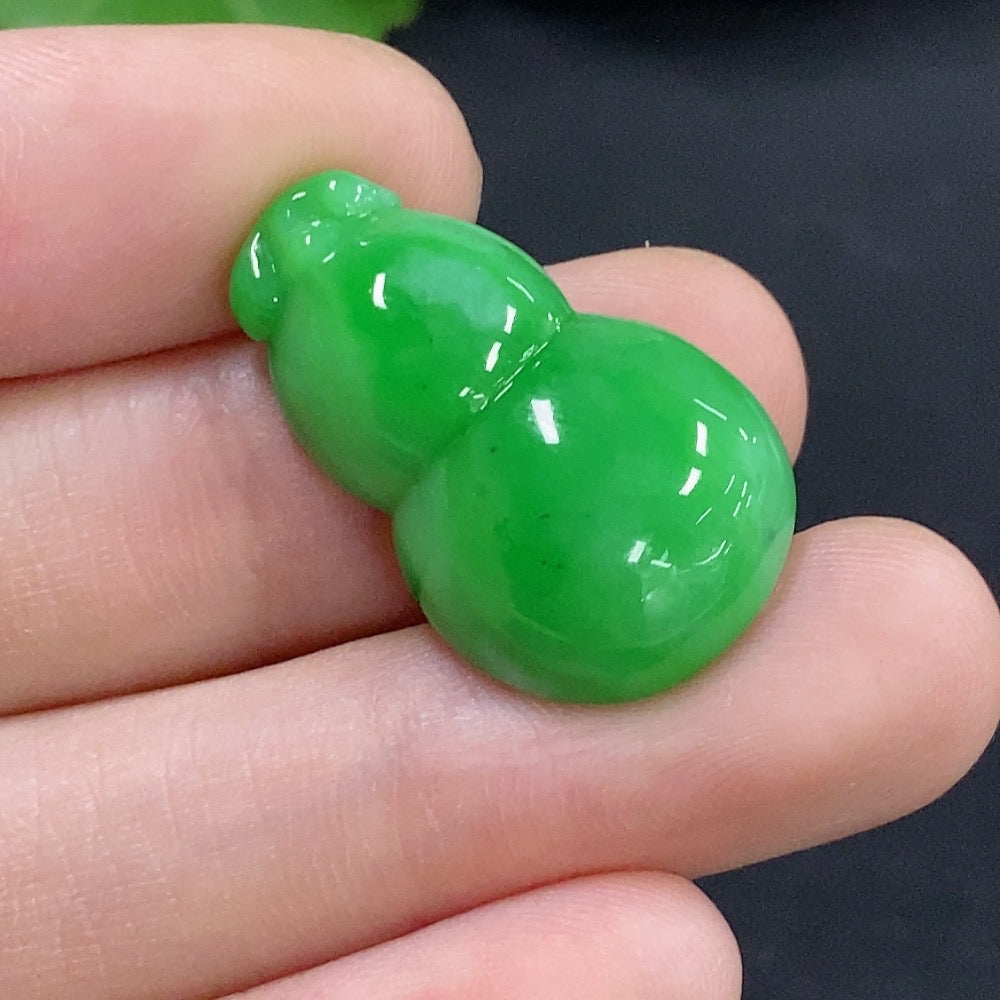 Jadeite gourd inlay piece from HKHQ, weighing approximately 4.48g, features smooth jade surface with detailed inlay work.