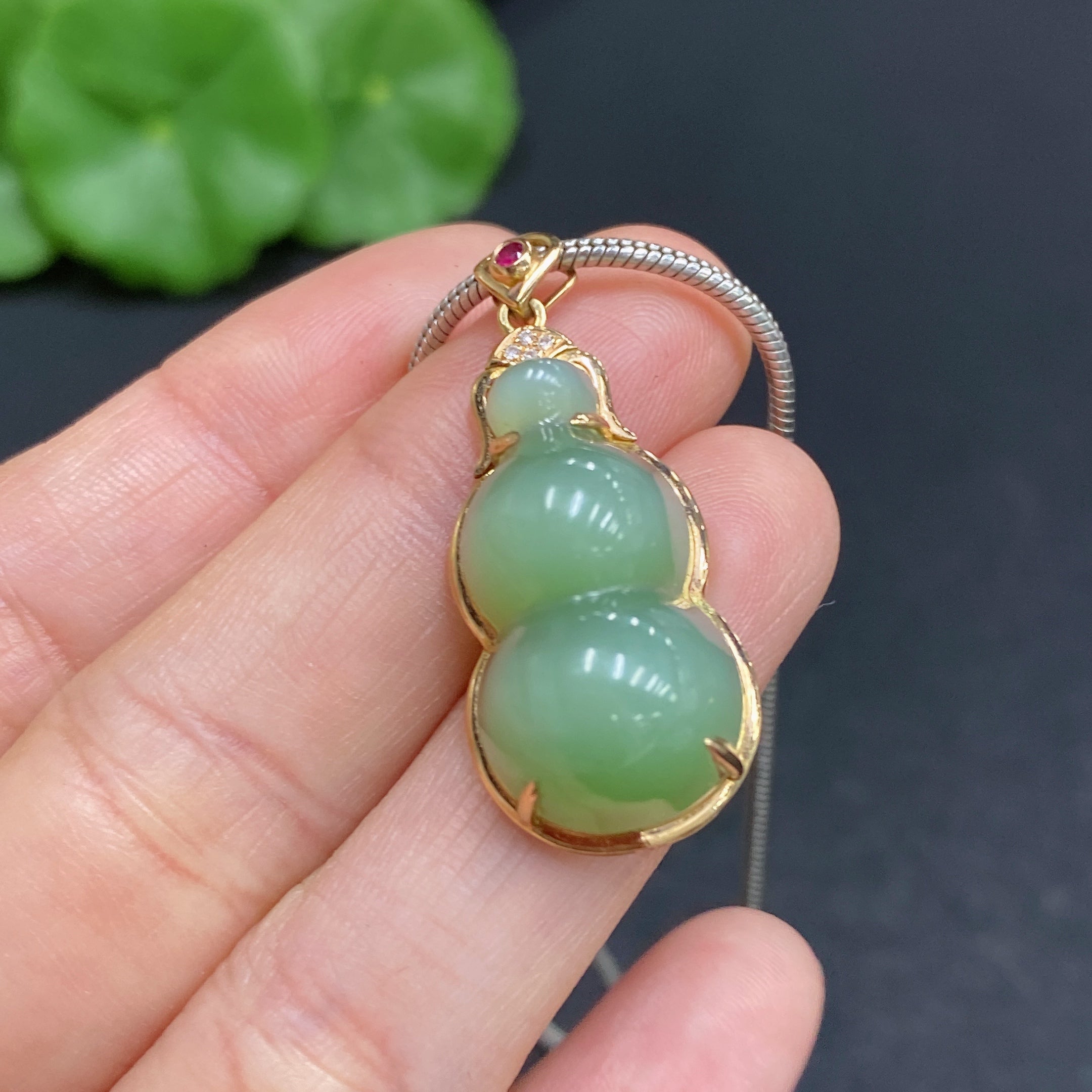 Hetian Jade Inlaid Gourd with 18K Gold and Non-Gold Chain (Total Weight Approx. 11.3g, Chain Non-Removable)