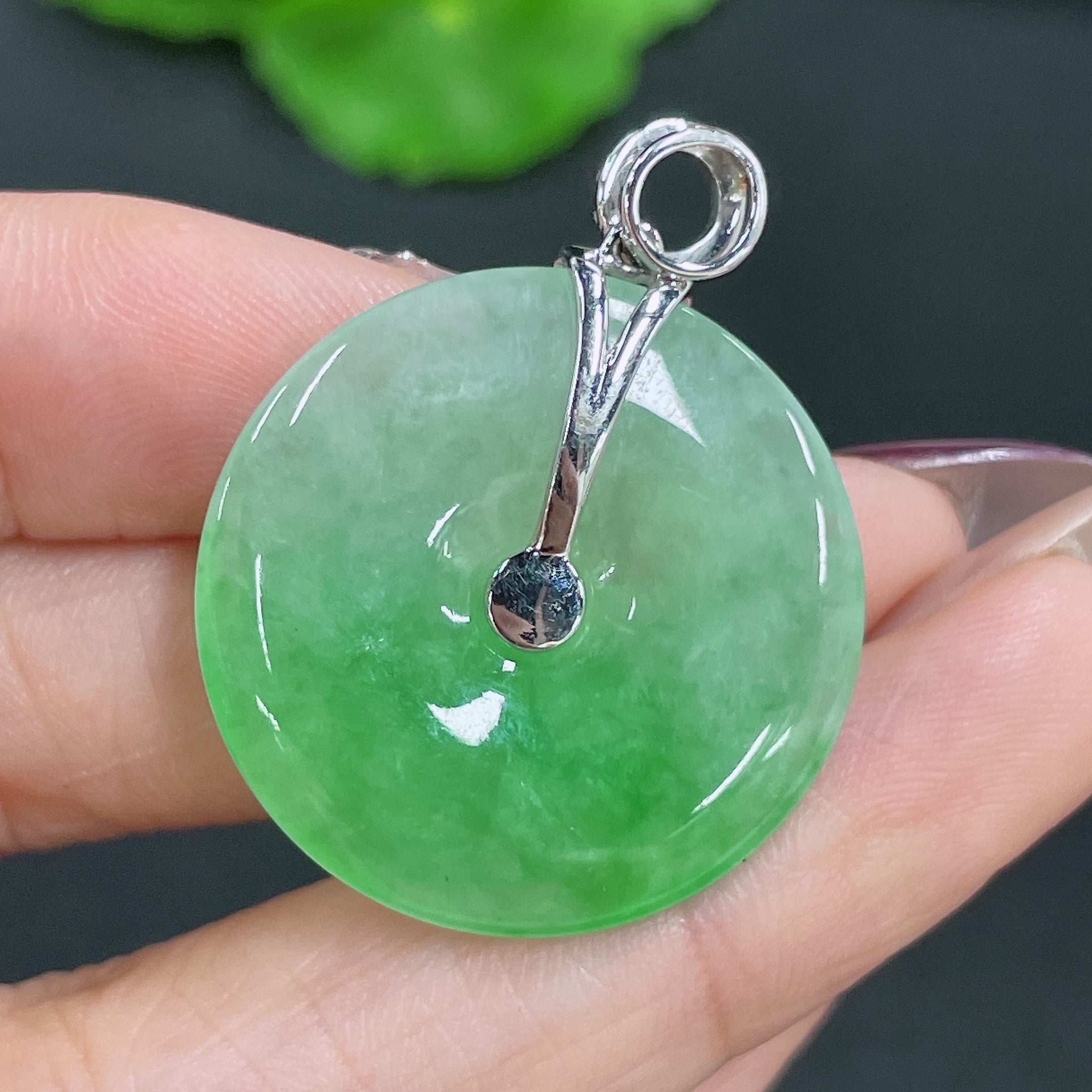 Jadeite Pendant Peace Knot 18K Gold Inlaid with Diamonds Total Weight Approx. 8.13g
