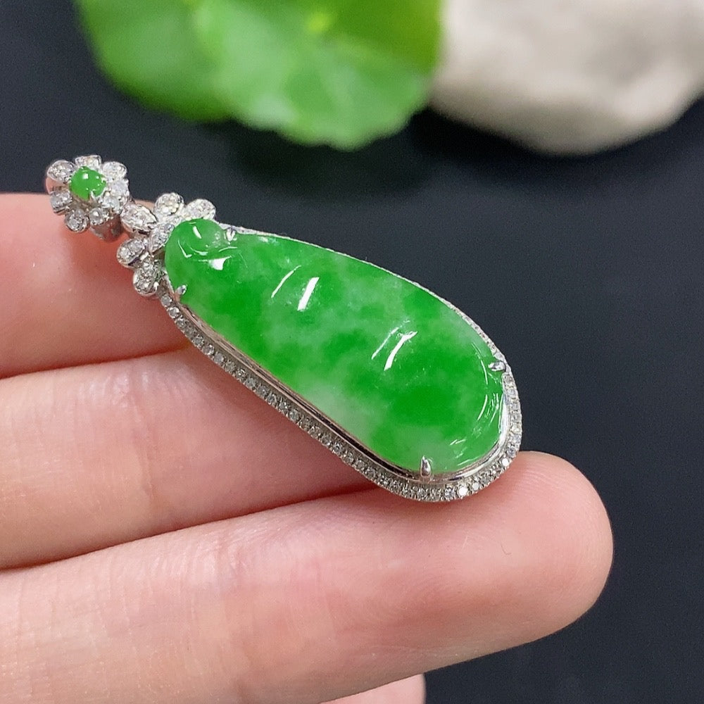 Jadeite bean inlay pendant by HKHQ featuring 18k gold and diamond accents, weight approx. 4.1g, close-up of the pendant.