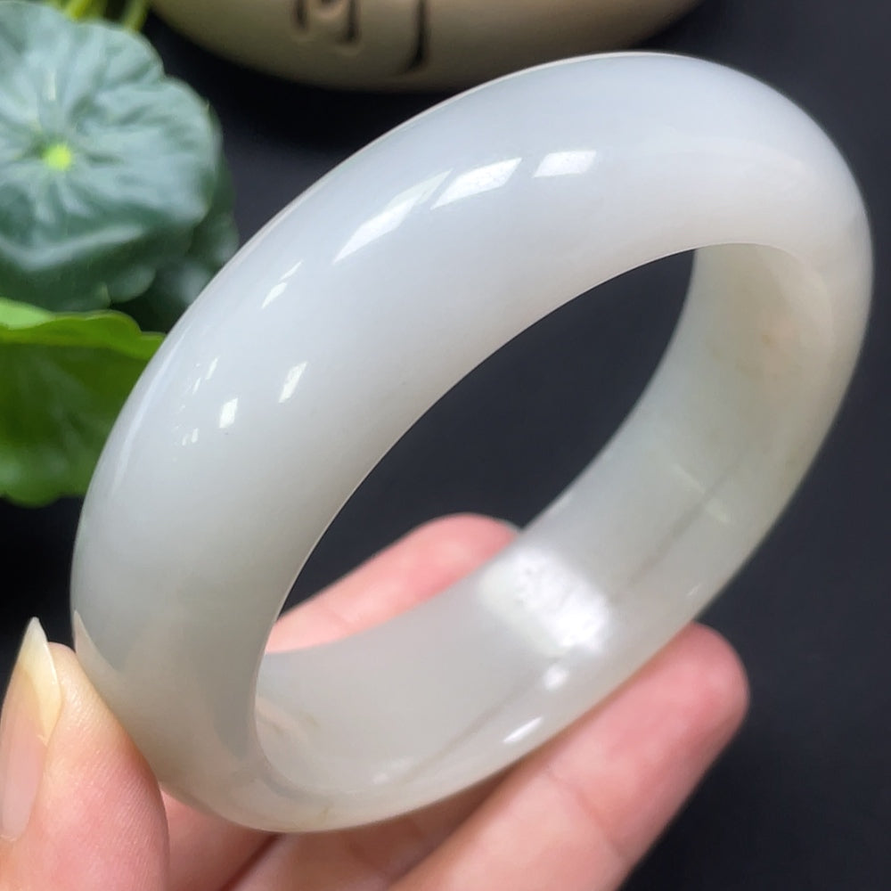 HKHQ Hetian Jade round bracelet, 60.1mm diameter, weighing approximately 98.35g, showcasing smooth, polished jade beads.