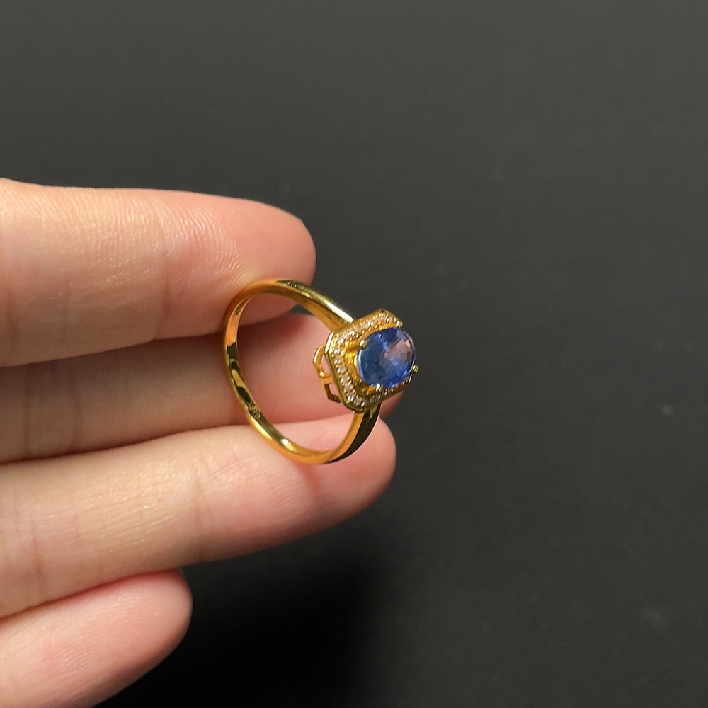 Sapphire ring with diamond accents, 18k gold, color origin undetermined