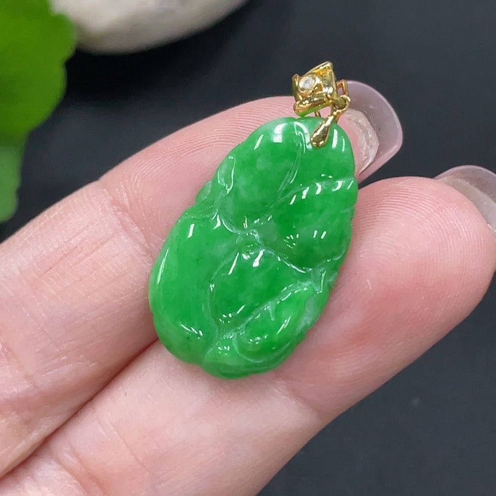 Jadeite Lotus Leaf Pendant with 18K Gold Clasp, Total Weight 2.254g