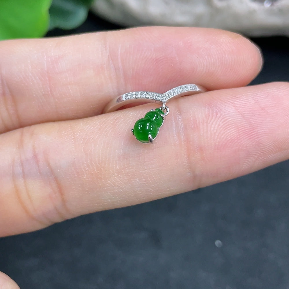 Jadeite Gourd Inlaid Ring 18k With Diamond