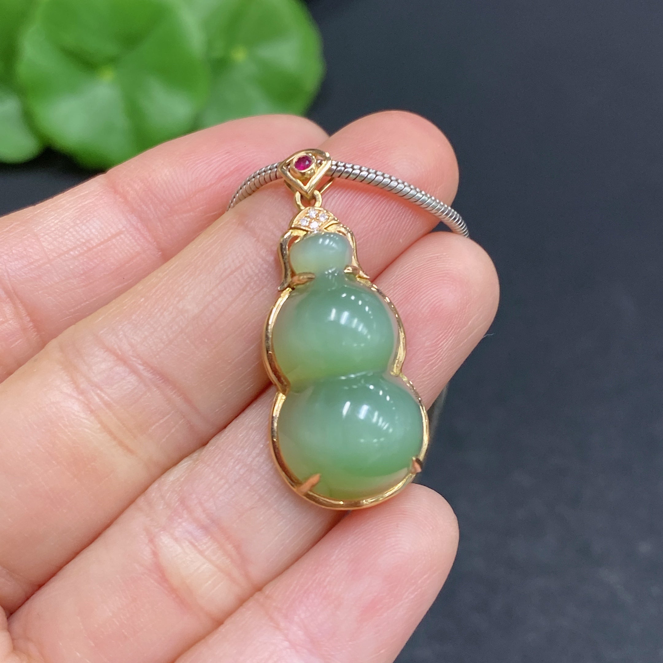 Hetian Jade Inlaid Gourd with 18K Gold and Non-Gold Chain (Total Weight Approx. 11.3g, Chain Non-Removable)