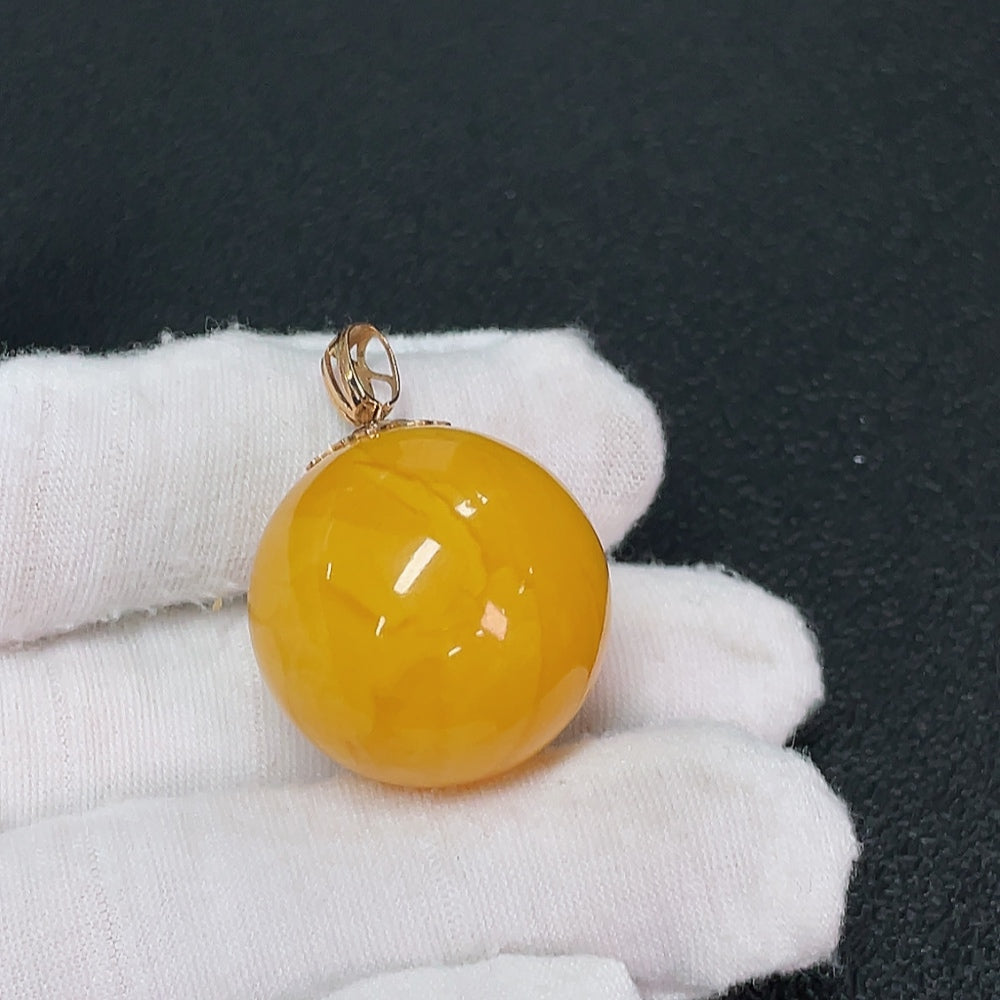 18K Amber Beeswax Pendant, Total Weight Approx. 10.09g, Size About 25mm