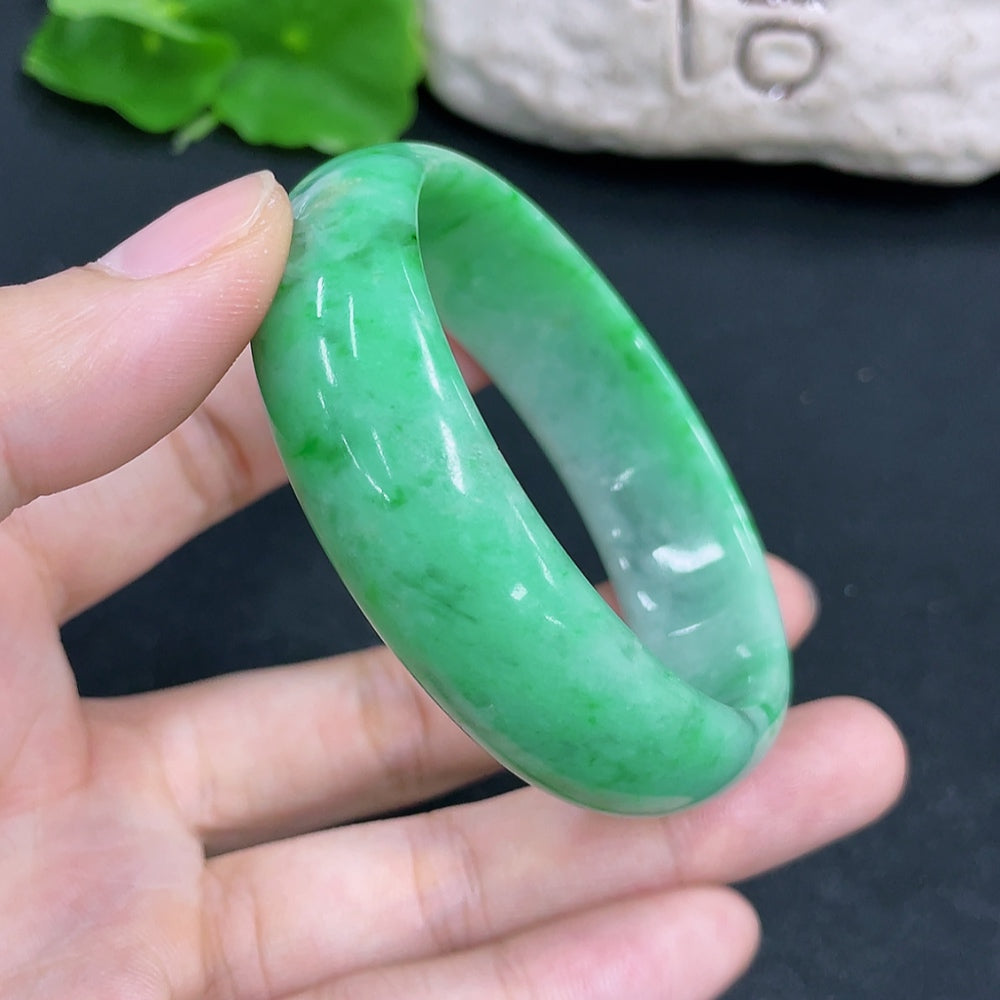 HKHQ Jadeite Concubine Bracelet with adjustable size, featuring smooth green jadeite beads, weighing approximately 49.57g.