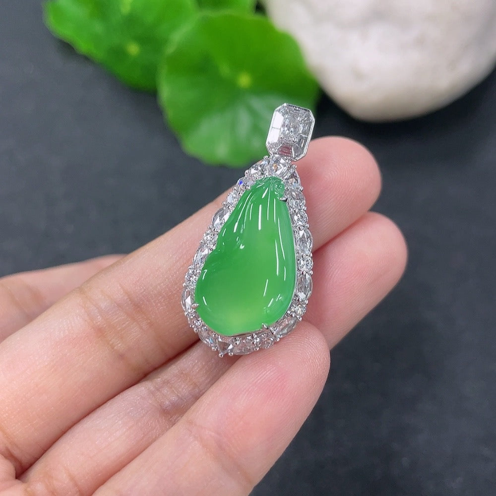 Jadeite inlaid blessing melon pendant 18k with diamond, total weight approximately 7g