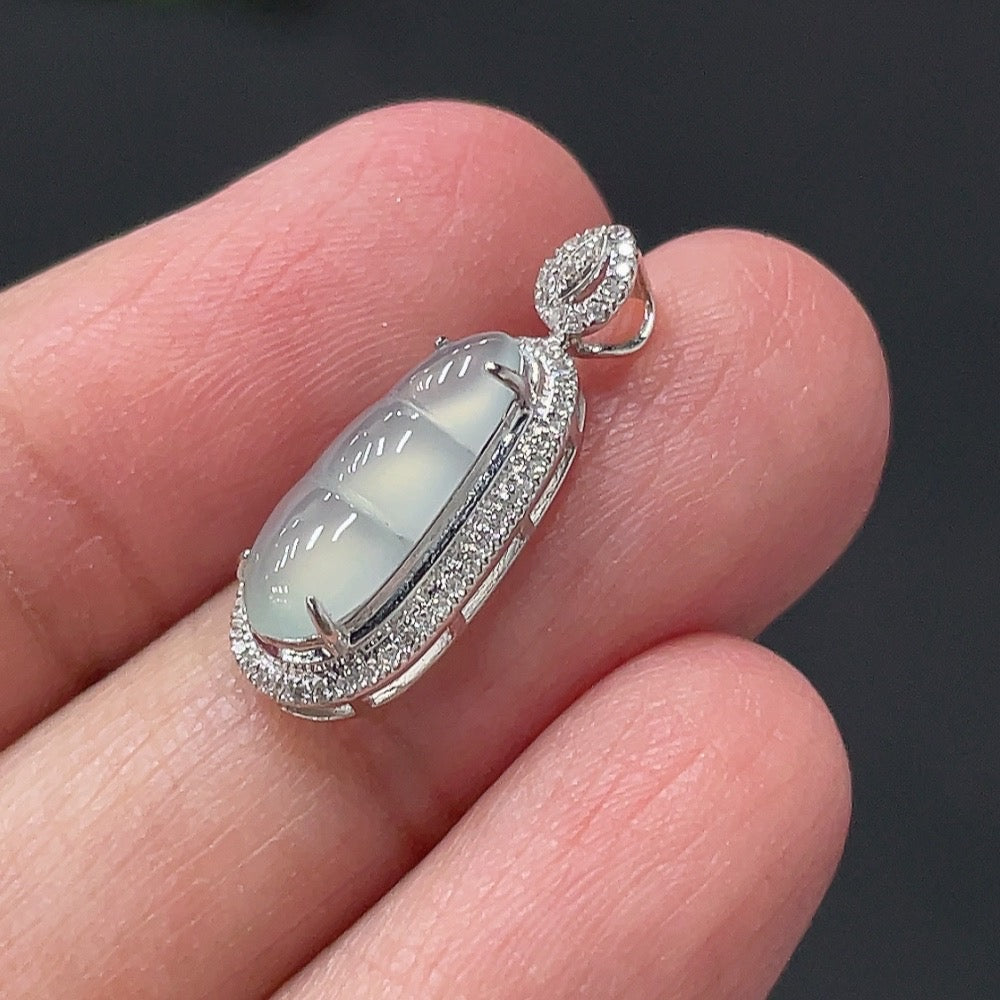 Jadeite Lucky Bean Pendant with 18K Gold Setting, Approx. 0.9g