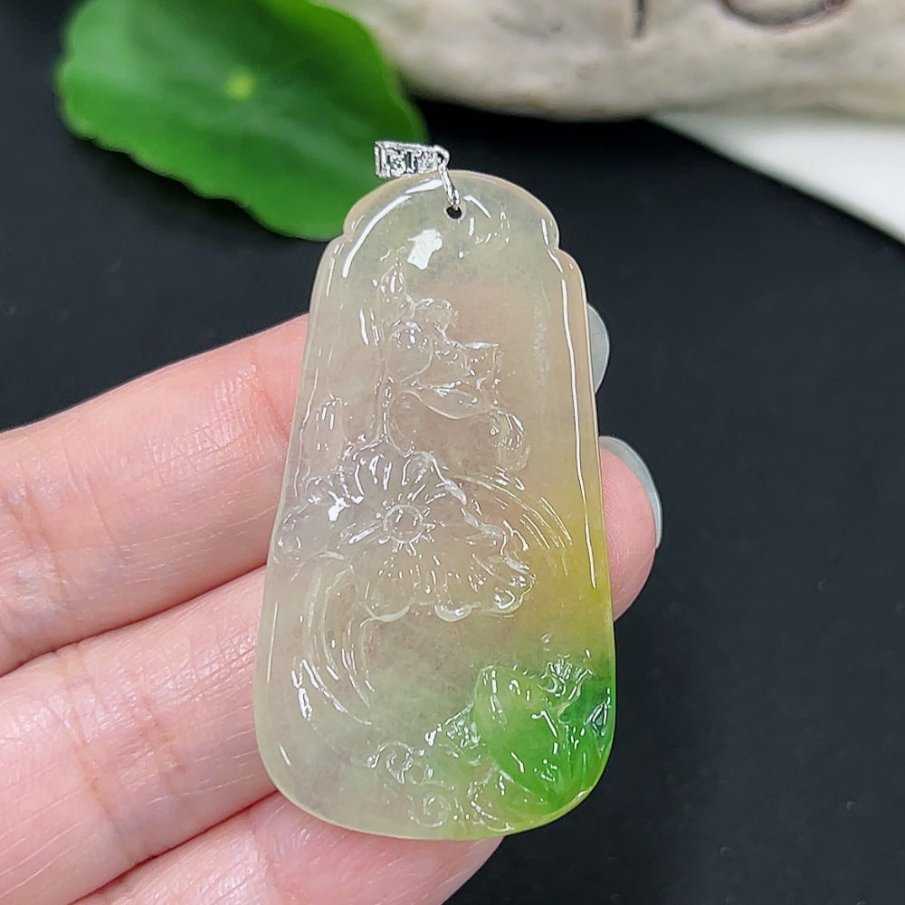 Jadeite wealth-bringing frog pendant in 18K gold with detailed carving, weighs approximately 8.9g, from HKHQ.