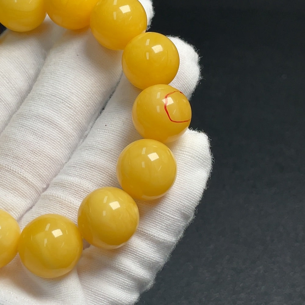 Amber and beeswax bracelet, partial repair visible, total weight approx. 27.3g, size approx. 15.2mm