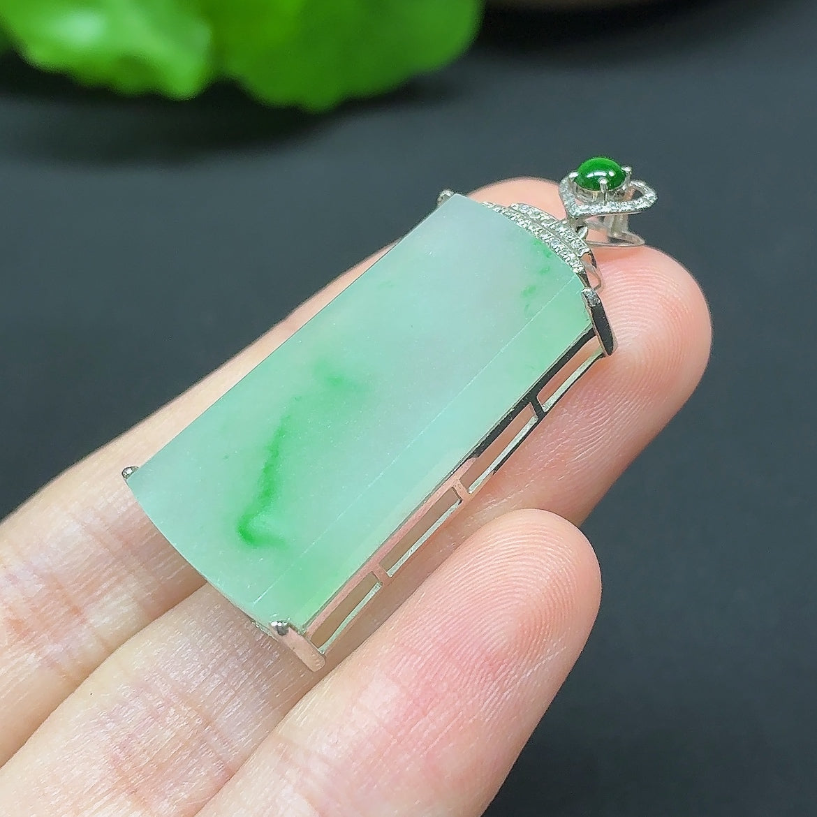 Jadeite Plain Pendant Necklace 18k with Diamond Side Stones
