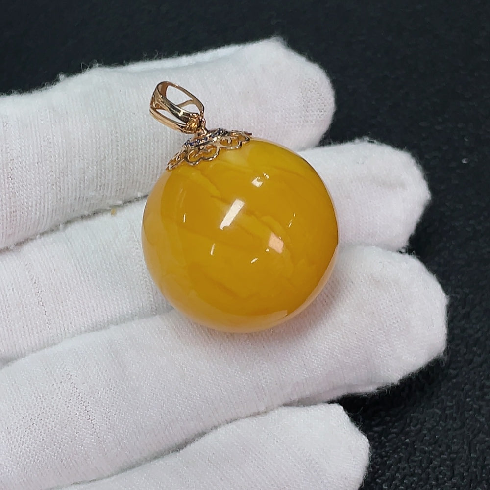 18K Amber Beeswax Pendant, Total Weight Approx. 10.09g, Size About 25mm