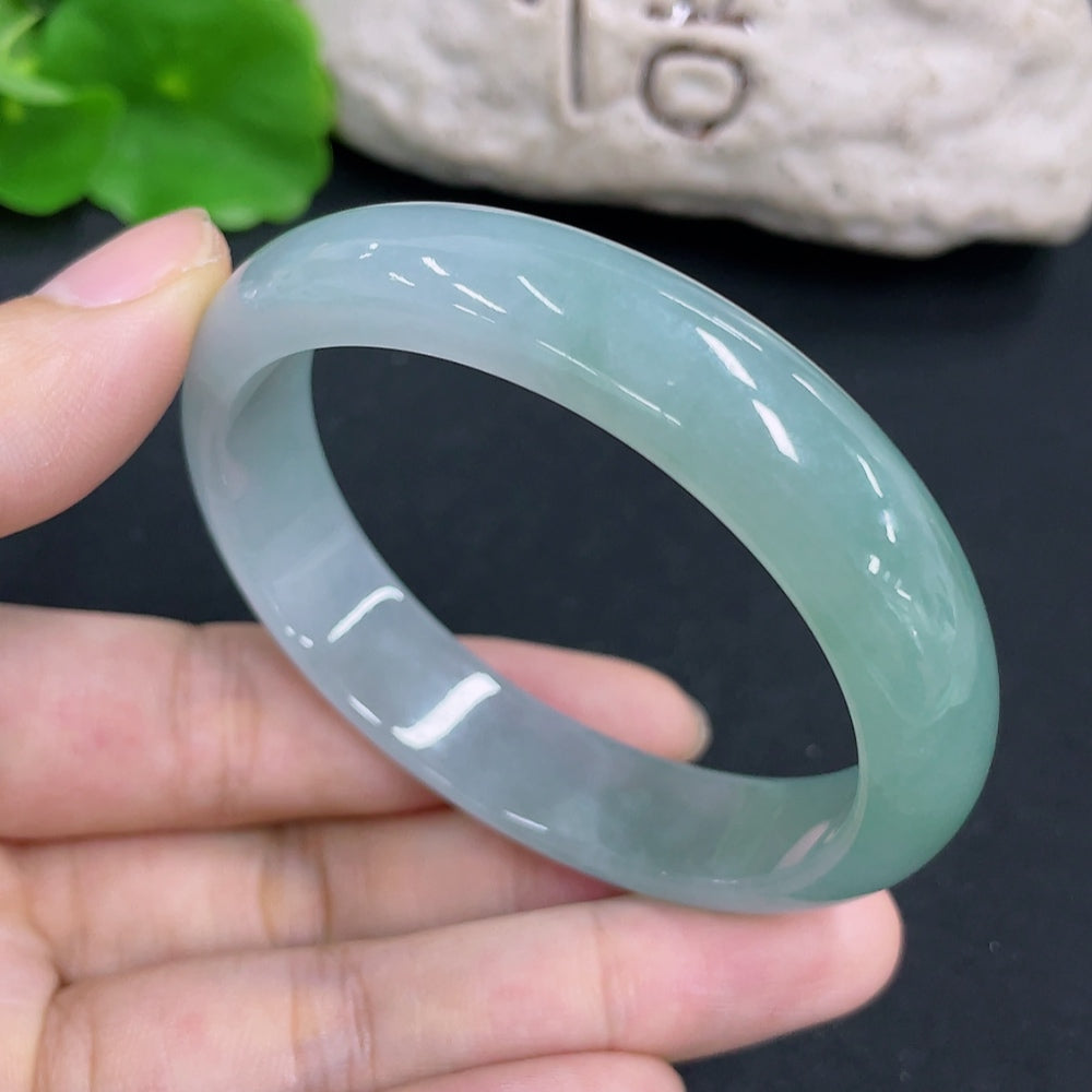 HKHQ Jadeite Noble Consort bracelet with intricate design, weighing approx. 41.1g, size 55.5/49. in natural light.