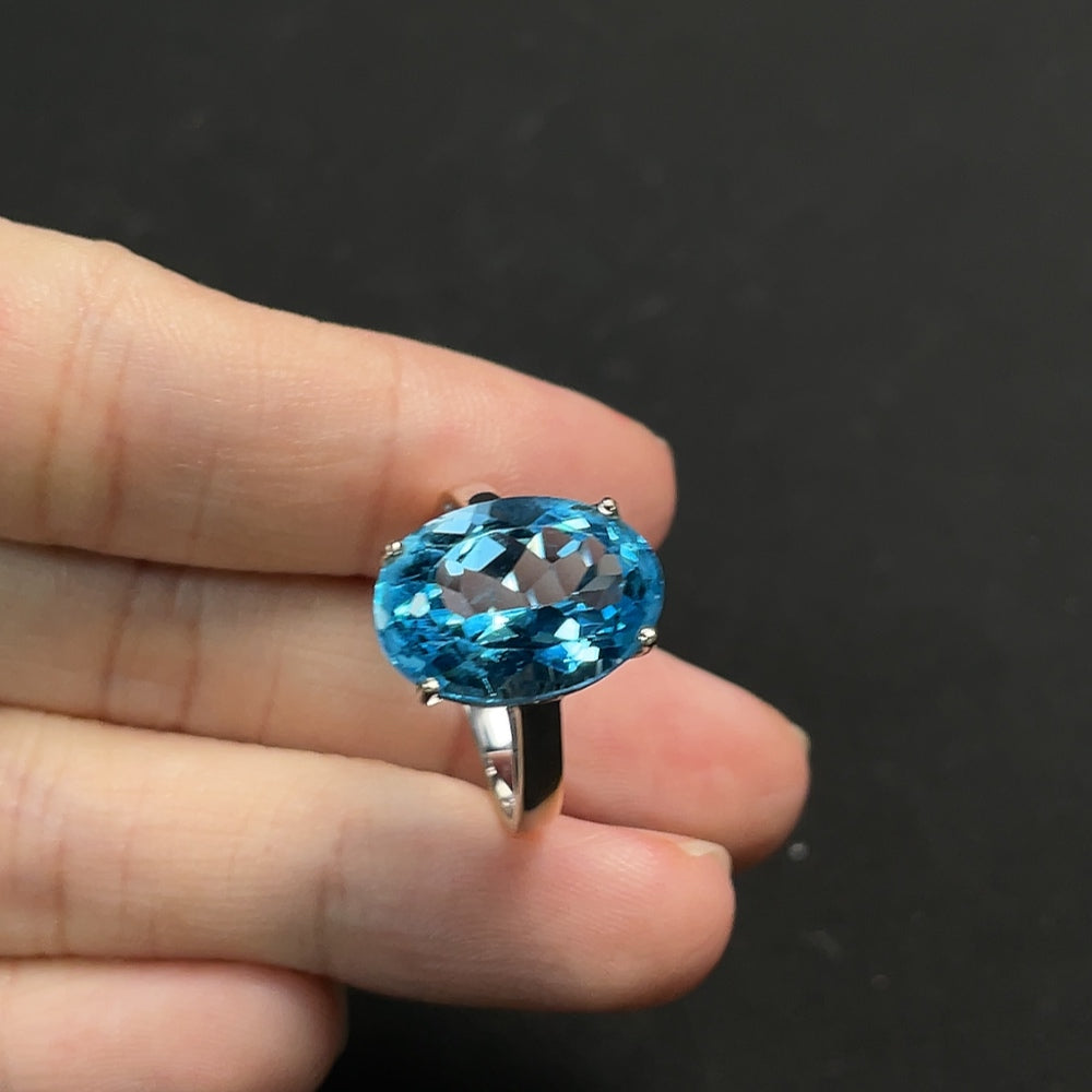 Topaz ring, color origin undetermined, 18K gold