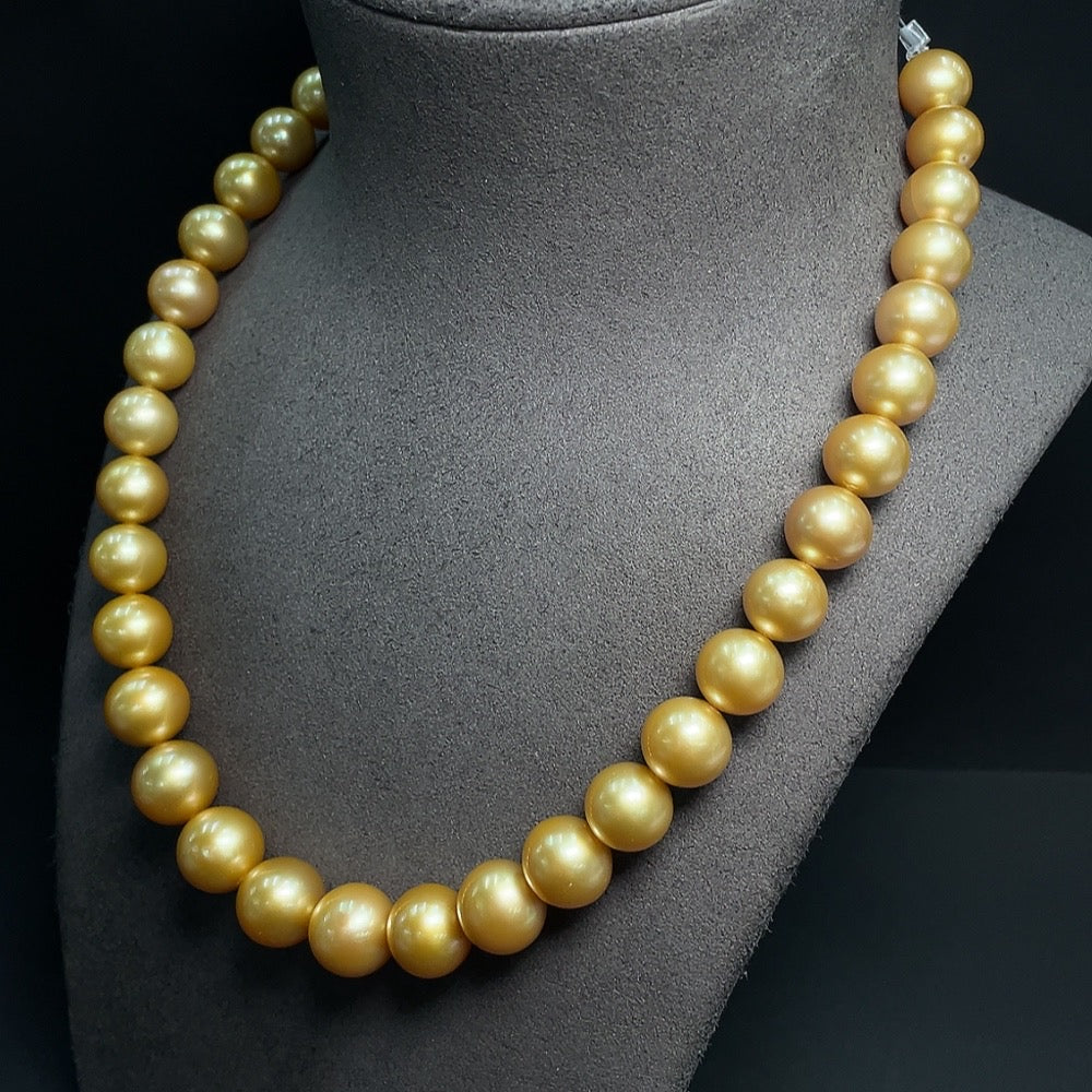 Seawater Pearl Necklace Non-Gold Setting Approx. 14.4mm Total Weight Approx. 102.50g Color Origin Undetermined With GILDER Certificate: Natural color Special Trade Name: Radiant Gold Nacre Thickness: 2.5-3mm [Total Value: $13,662 USD]