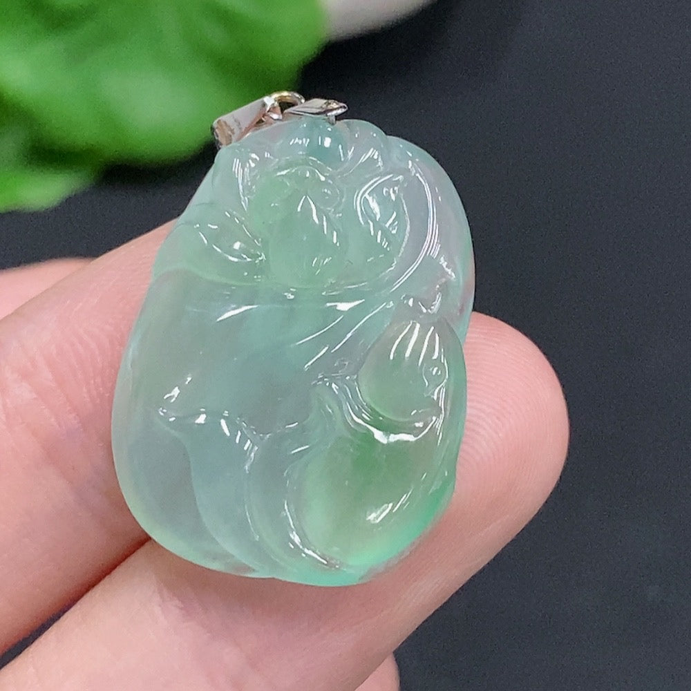 Jadeite Year-after-Year Abundance Pendant with 18K Gold Clasp, Total Weight Approximately 4.8 Grams