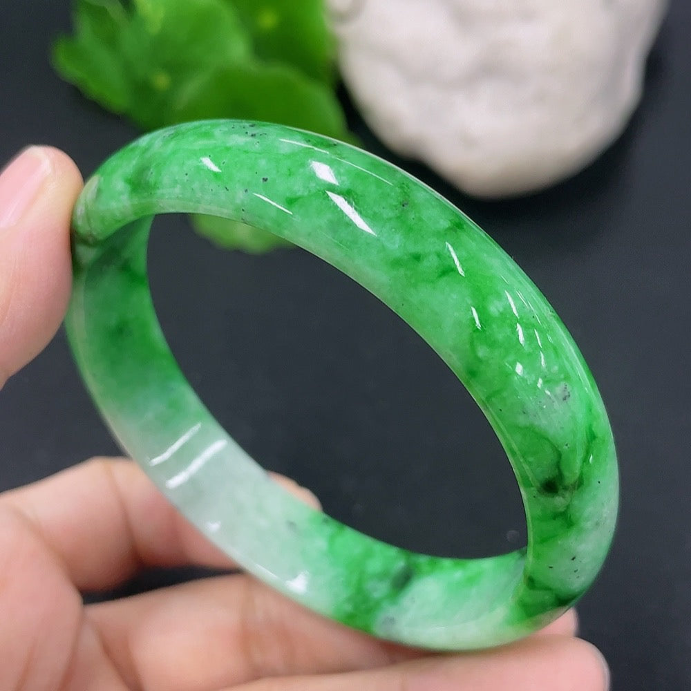 HKHQ jadeite round bracelet, 55.5mm, approx. 37.5g, featuring mineral components, showcasing smooth green jadeite beads.