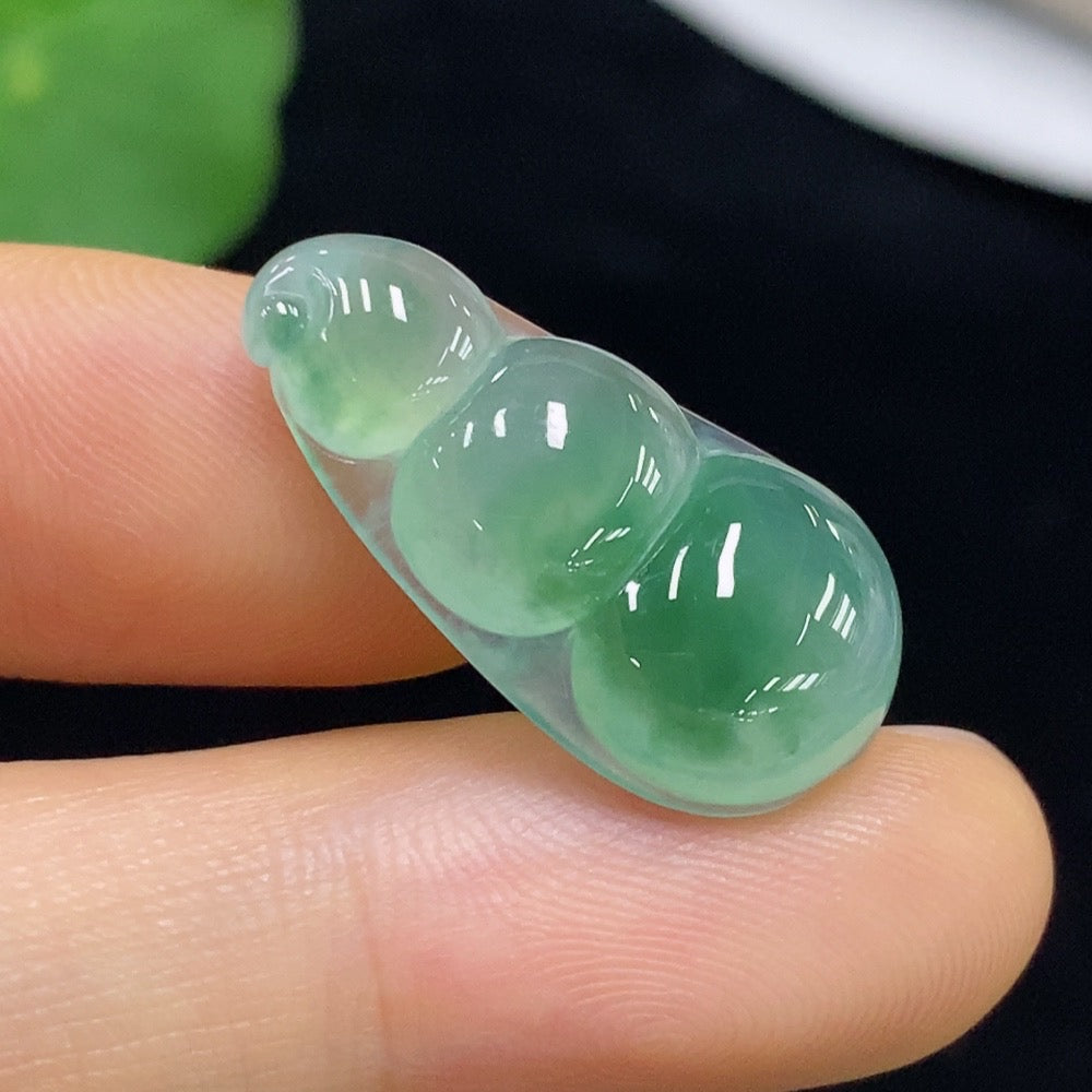 Jadeite auspicious bean inlay piece, total weight about 3.13g