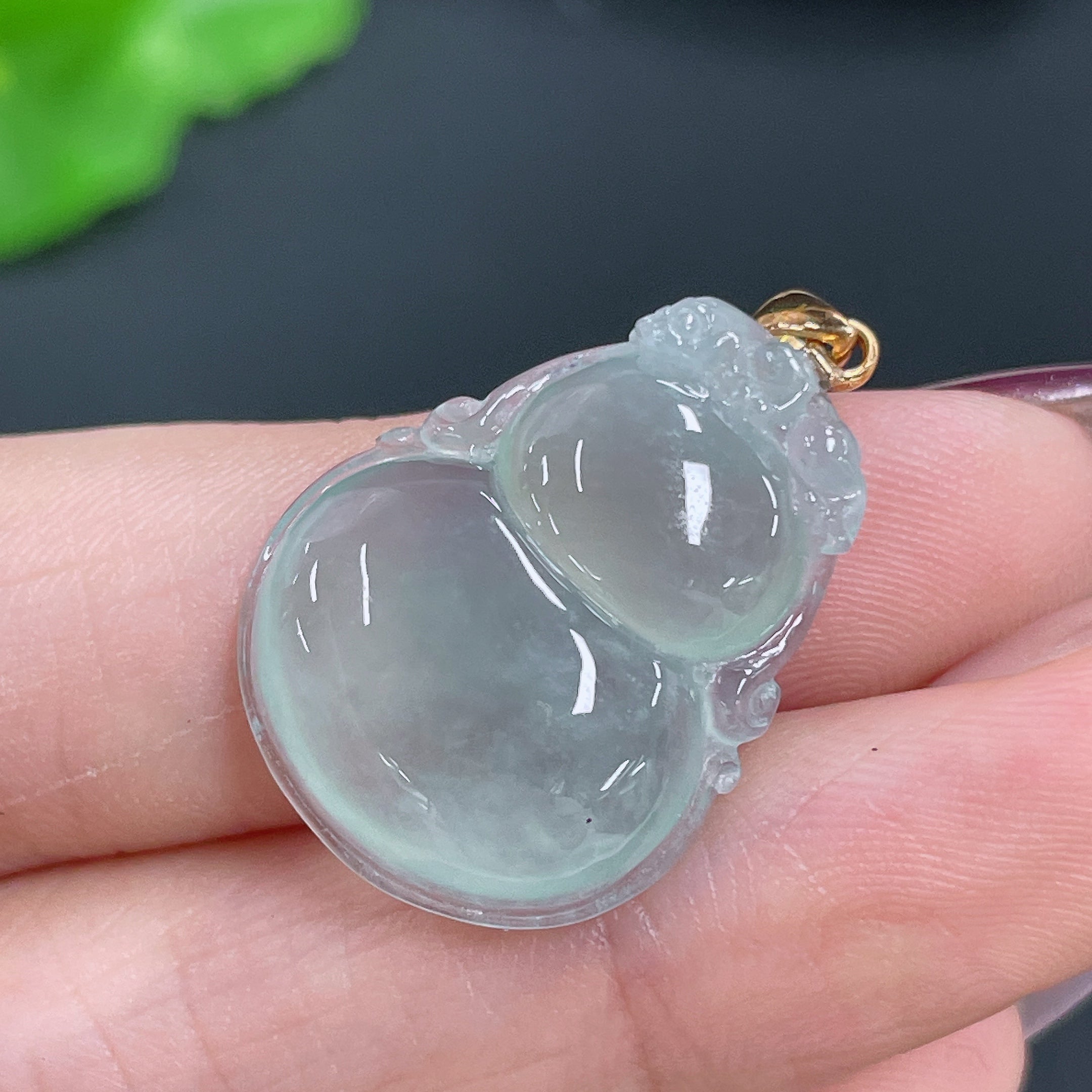Jadeite Pendant Gourd with 18k Bail Total Weight Approx. 3.94g