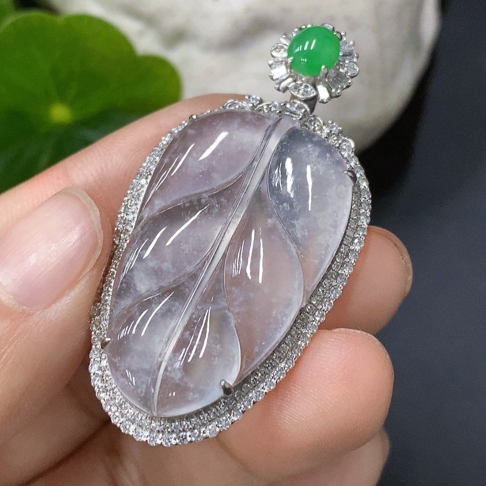Jadeite Leaf Pendant with 18K Gold Inlay, Approximately 8.1g