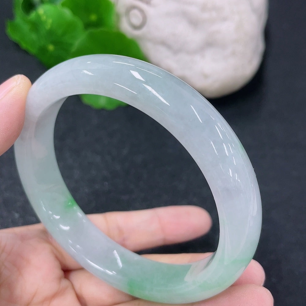Jadeite round bracelet with 59.3mm diameter and 61.31g weight, featuring smooth, polished green jade beads.