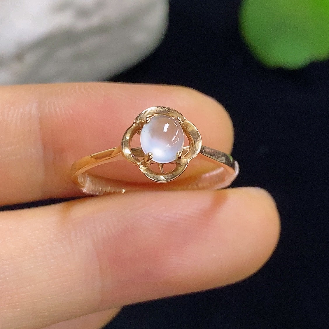 HKHQ jadeite cabochon solitaire ring in 18k gold, size 13, with a smooth jade gemstone setting and a total weight of 1.9g.