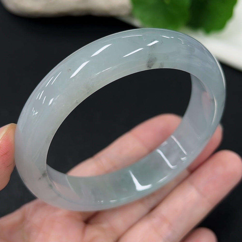 Jadeite round bangle by HKHQ in size 59.1 with an approximate weight of 65.8g, showcasing smooth jadeite craftsmanship.
