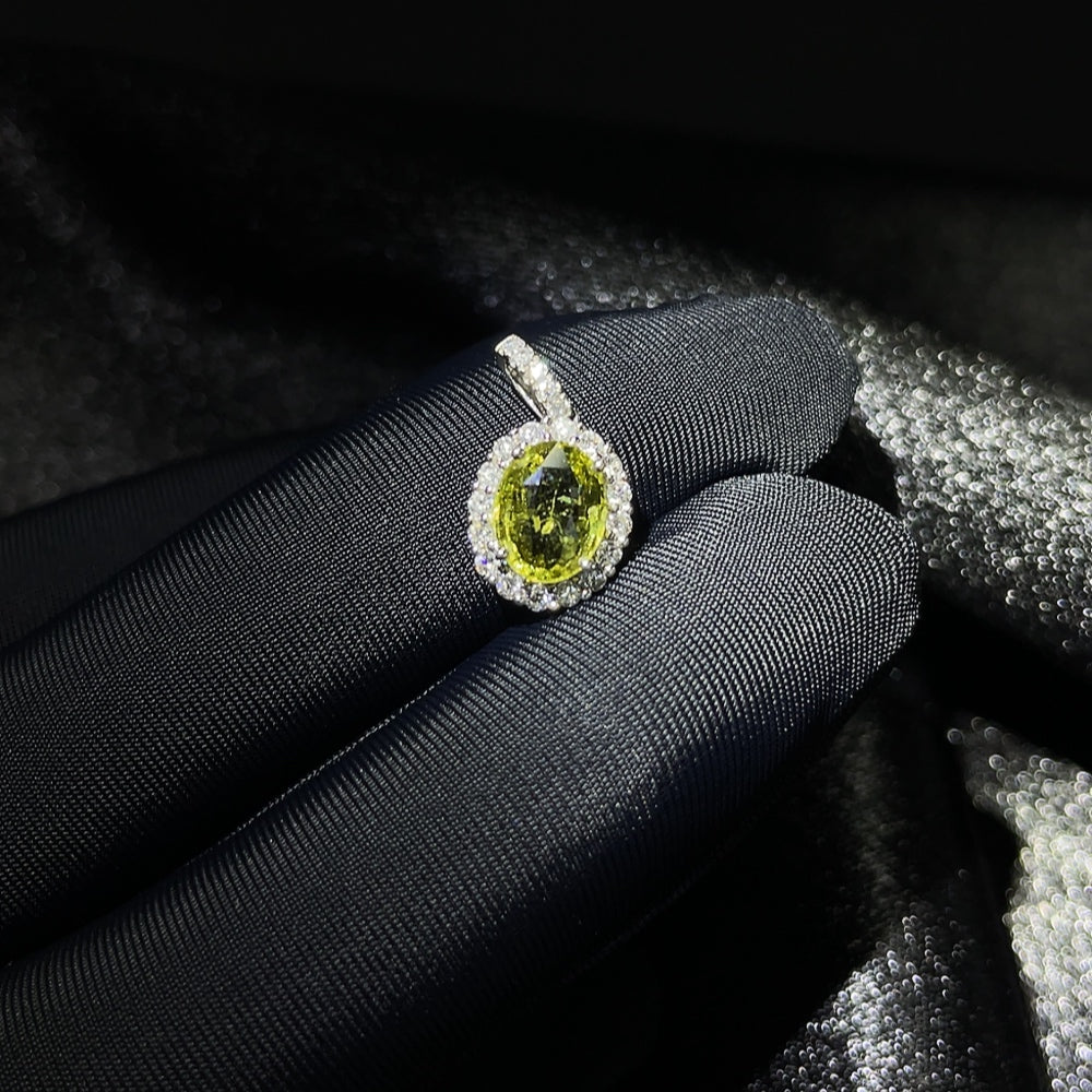 HKHQ 18K sapphire gemstone pendant with undetermined color, non-diamond, weighing approximately 1.03 grams, jewelry accessory.