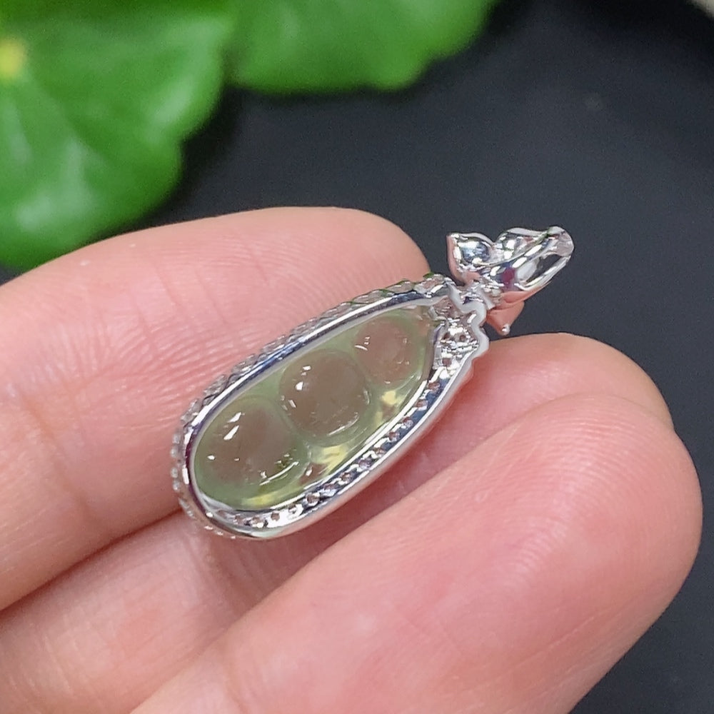 Jadeite Auspicious Bean Pendant with 18K Gold, Total Weight Approx. 2.1g (Accented with Diamonds)