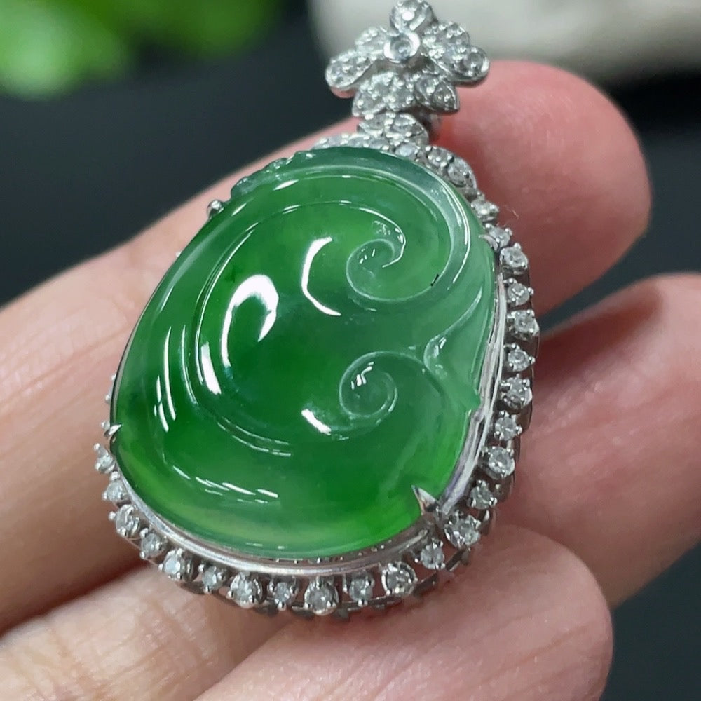 Jadeite Ruyi Inlaid Pendant with 18K Gold and Diamond Accents, Total Weight Approximately 5.54g