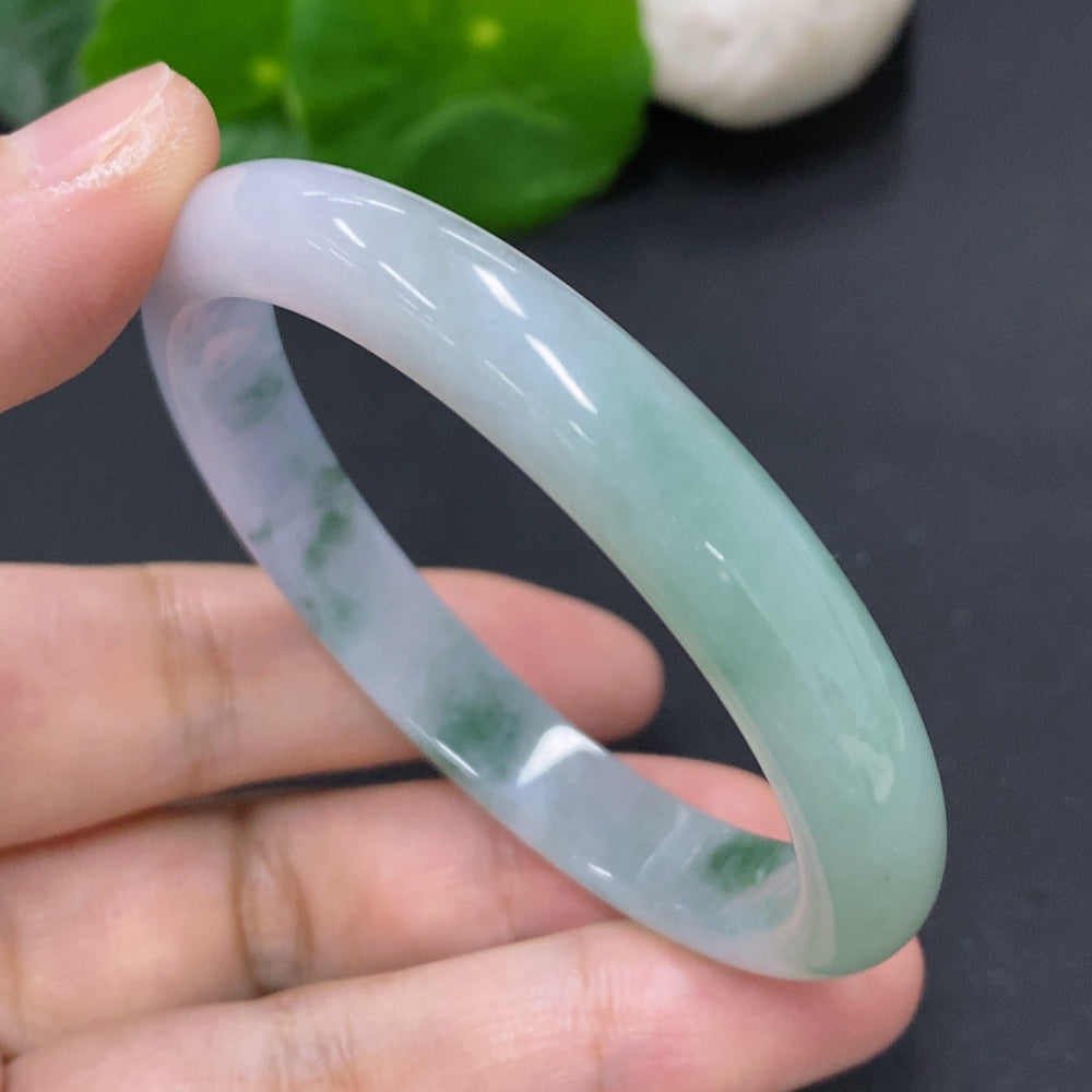 Jadeite round bangle in size 51.9 with 28g weight, crafted from green jade, featuring smooth polished surface and traditional design.