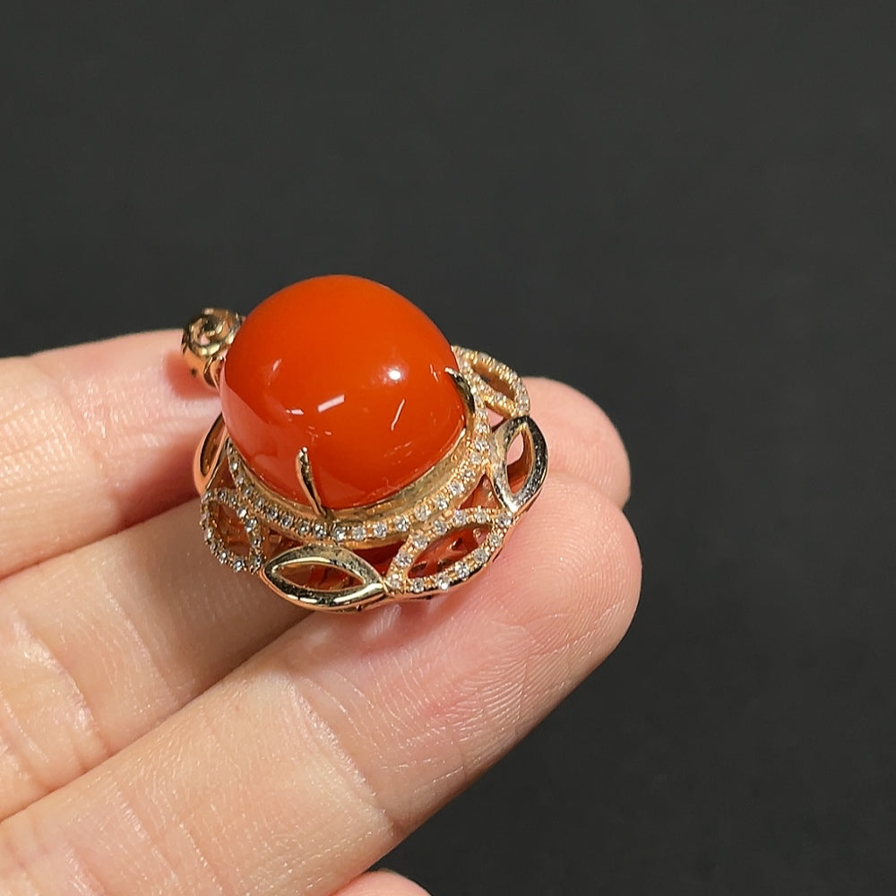 Red Agate pendant with diamond accents in 18K gold, showcasing organic matter, weighing approximately 5.9g.