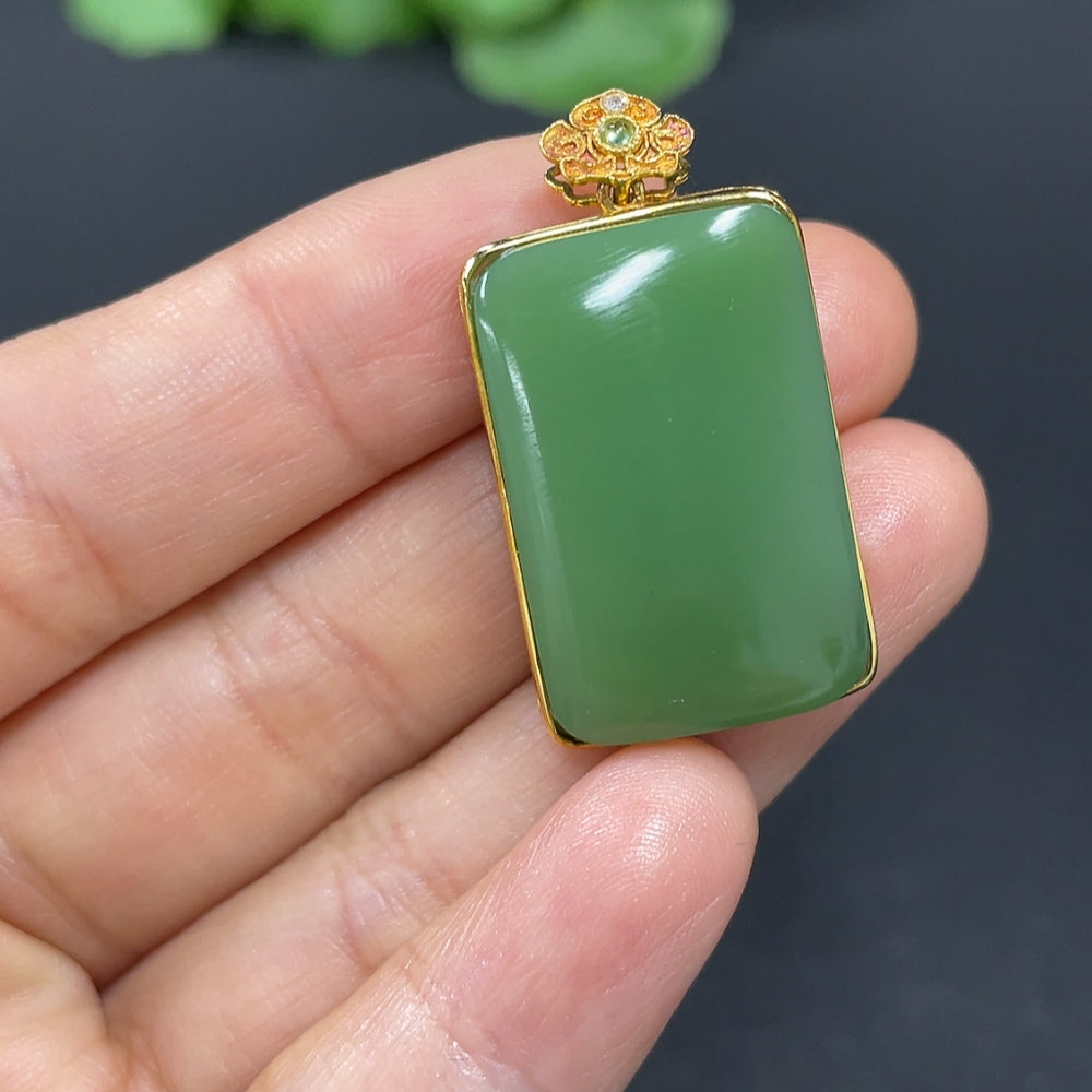 HKHQ Hetian Jade inlaid plain pendant with 18K gold, smooth surface, elegant design, weighing approximately 8.6g, non-diamond jewelry.