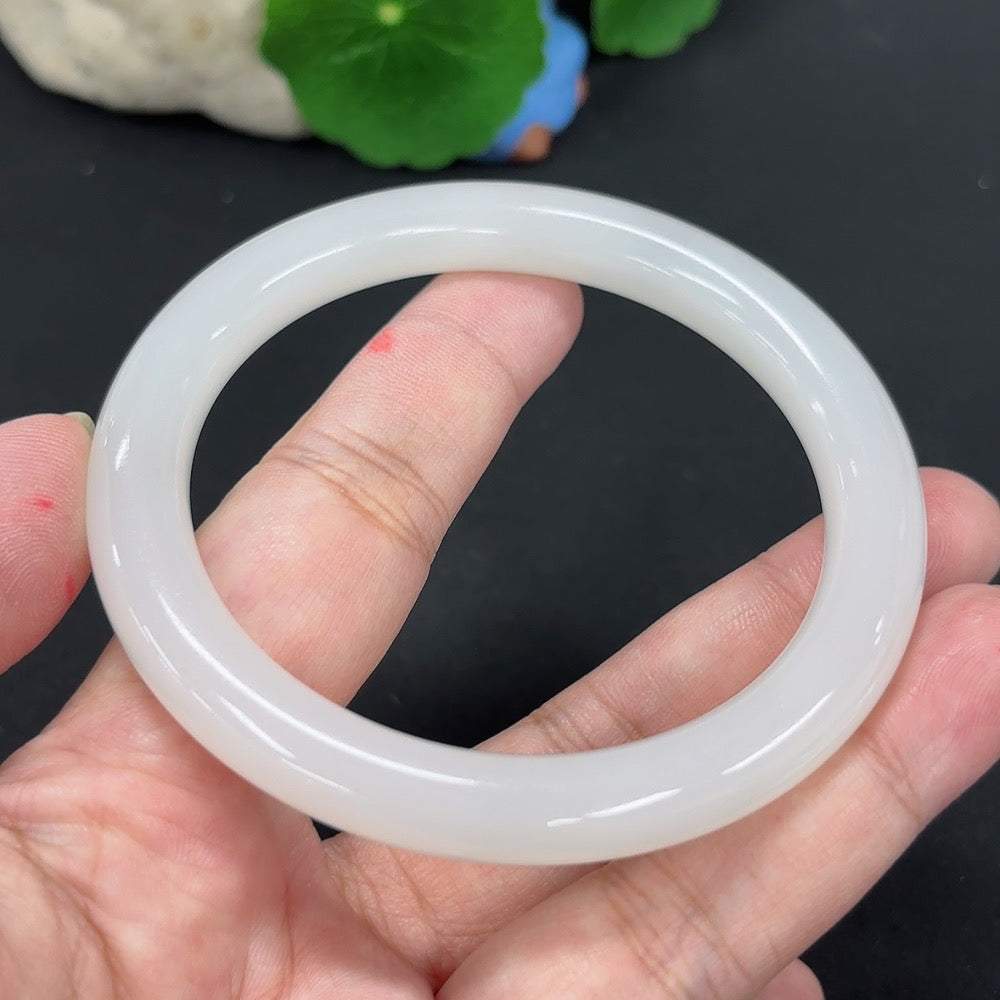 HKHQ Hetian Jade round bangle, size 59.9, with a total weight of 42.6g, showcasing smooth polished jade surface.