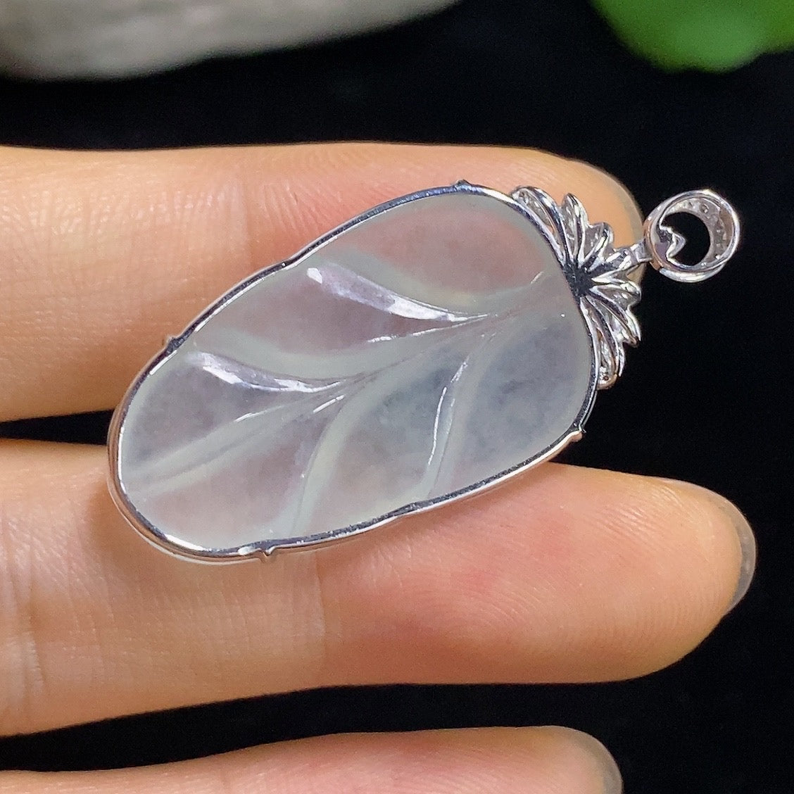 HKHQ jadeite pendant leaf necklace with 18k gold and diamond accents, weighs approximately 4.5g, showcasing elegant craftsmanship.