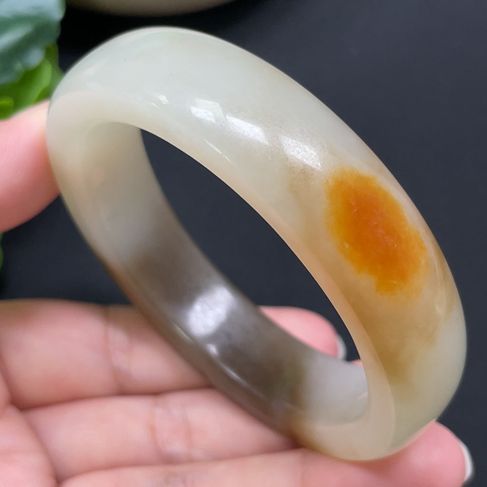 HKHQ Hetian Jade round bracelet with mineral components, 55.8mm diameter, approximately 66.44g, showcasing smooth jade beads.