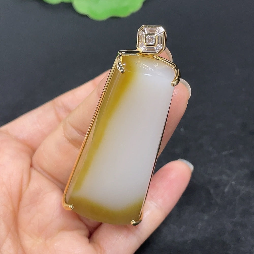 Hetian jade pendant with 18k gold inlay, plain design, non-diamond, crafted by HKHQ, weighing approximately 36.8g.