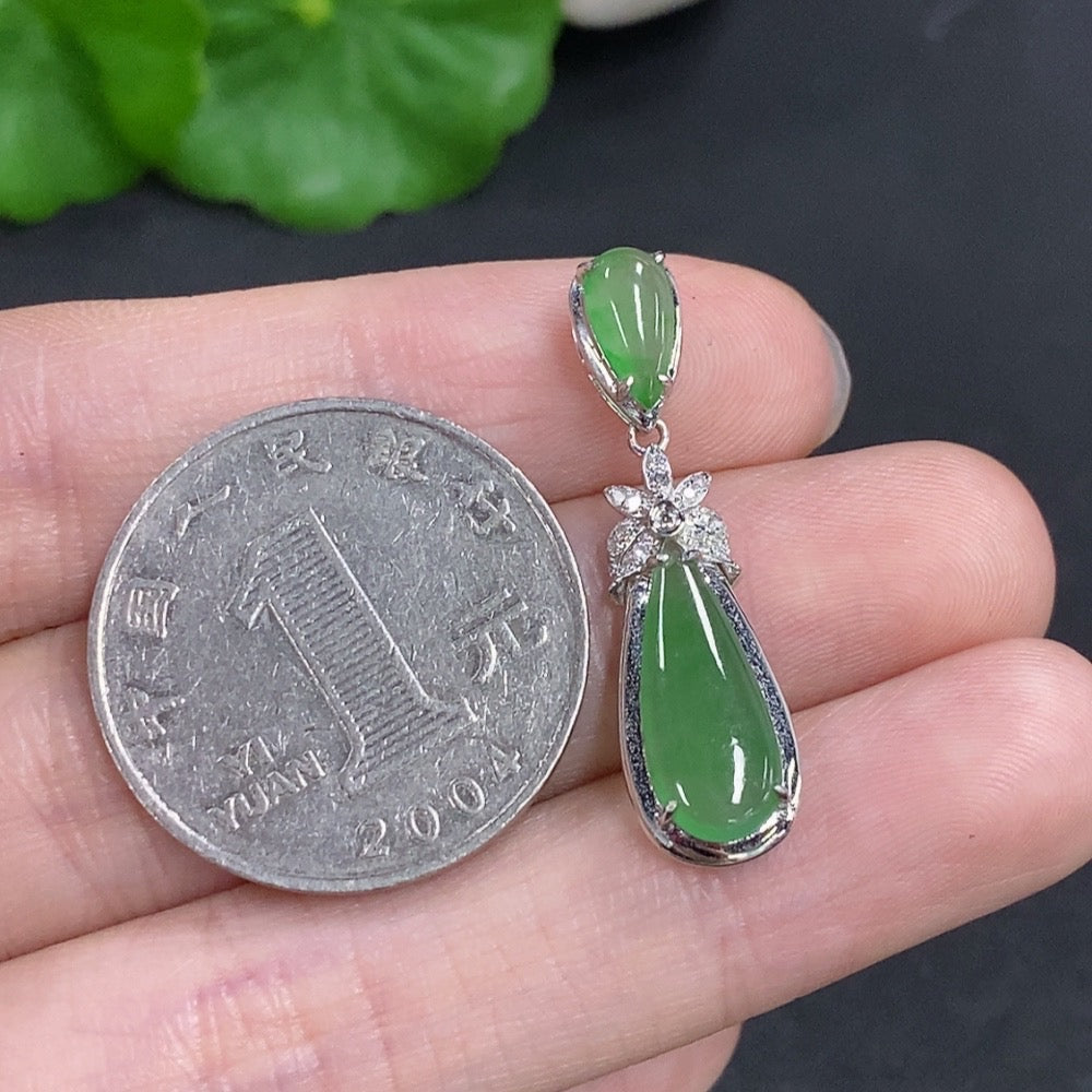 Jadeite teardrop-shaped pendant with 18k gold mounting, total weight approximately 1.6g, accented with diamonds