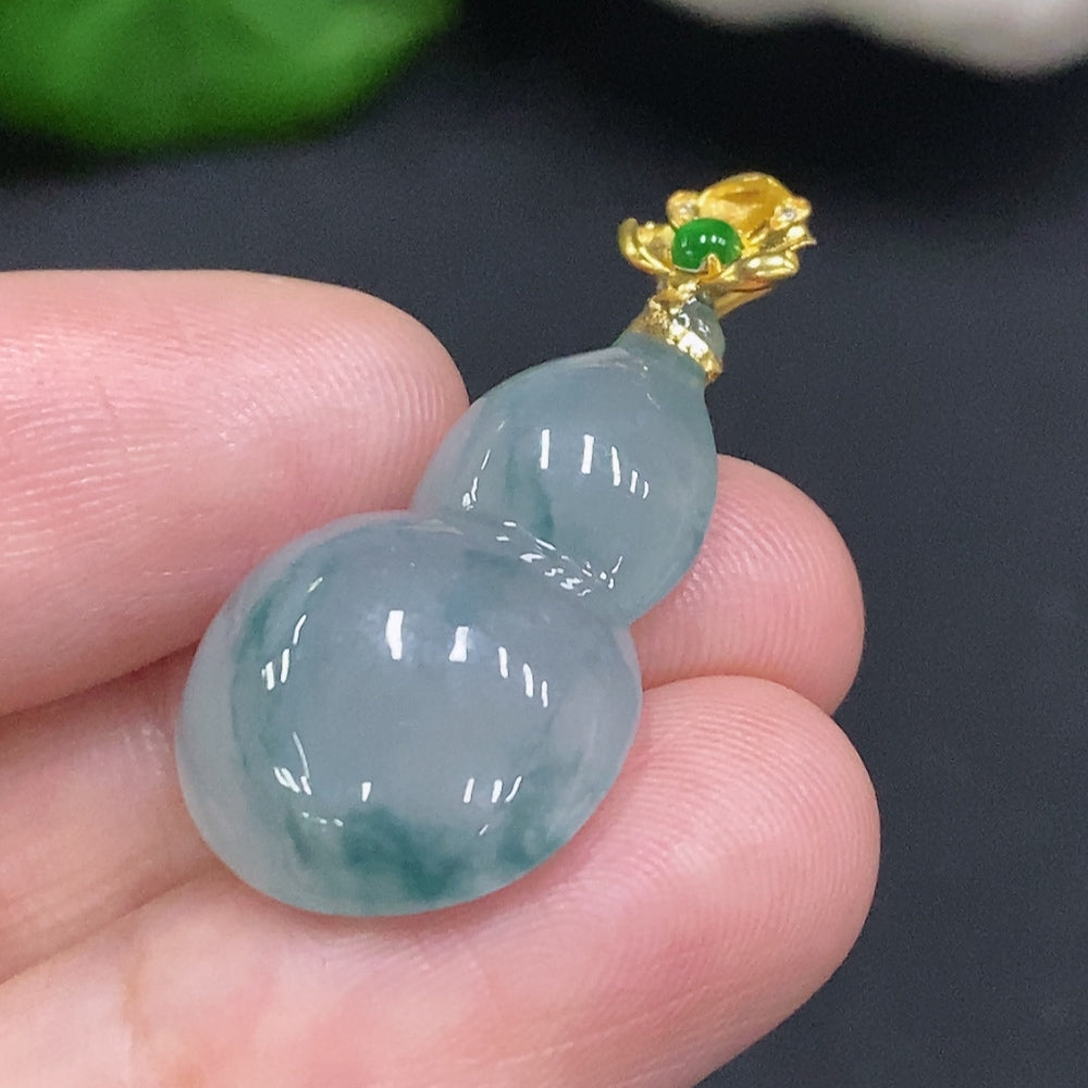 Jadeite Gourd Pendant with 18K Gold Clasp, Total Weight Approximately 4.5g