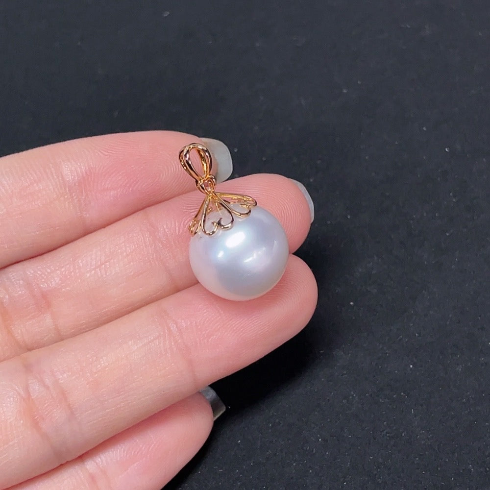 Seawater pearl pendant with 18K gold setting, approximately 13.7mm pearl size, from HKHQ, weight around 4.15g.