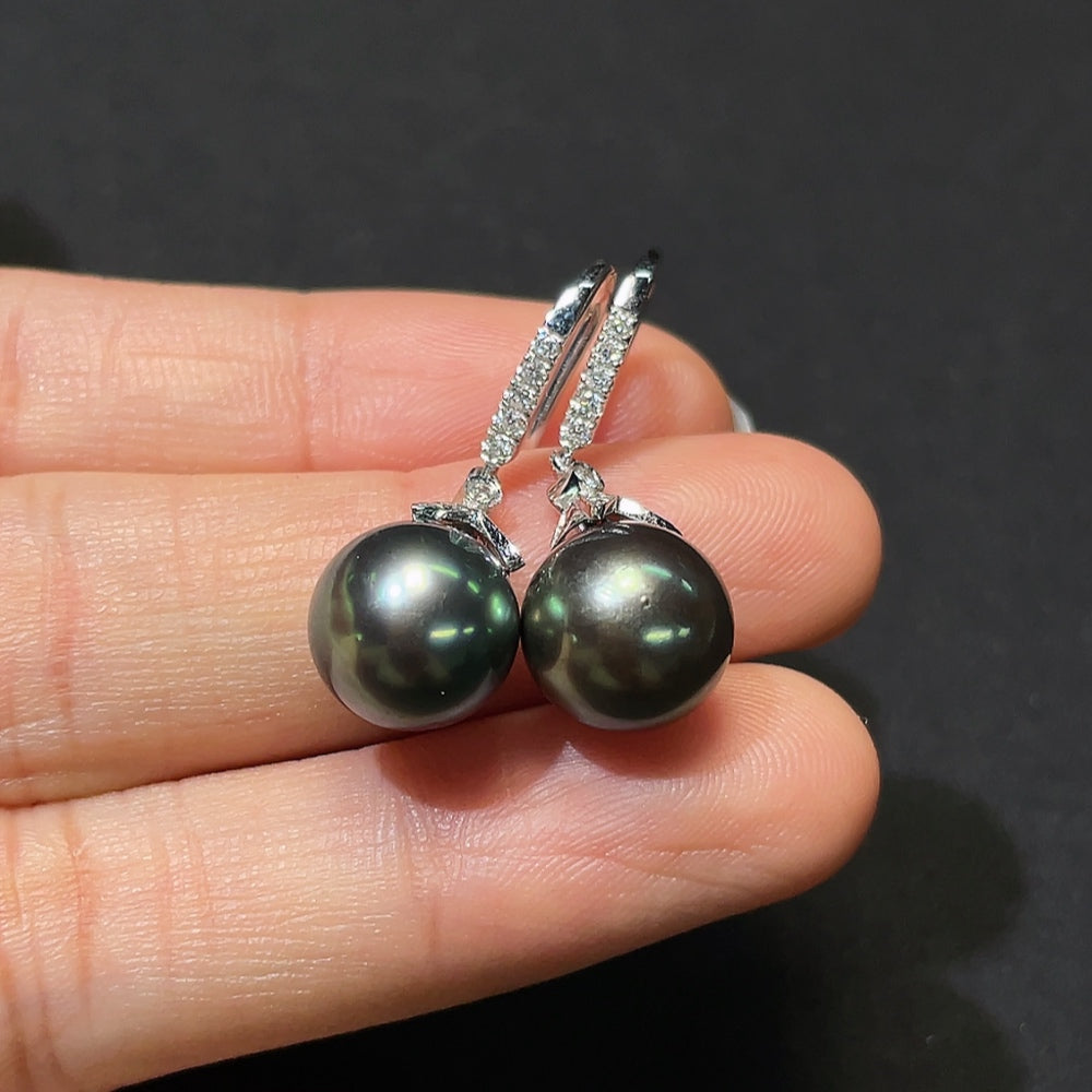 Seawater pearl earrings with 18K gold and diamond accents, HKHQ brand, 10.6mm size, weighing approx. 5.58g.